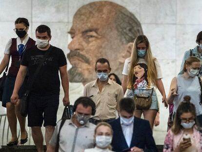 Varias personas con mascarilla entran en una boca de metro de Moscú, este miércoles.
