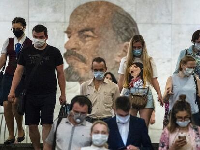 Passageiros usando máscara entram no metrô de Moscou nesta quarta-feira.