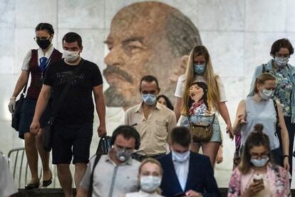 Varias personas con mascarilla entran en una boca de metro de Moscú, este miércoles.