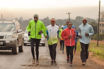 A menundo Henry Wanyoike entrena junto a un grupo de atletas discapacitados de la región de Kiambu.