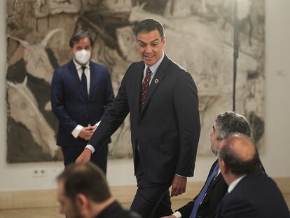 El presidente del Gobierno, Pedro Sánchez, a su llegada a la presentación del plan de ayudas al turismo, este jueves en La Moncloa.