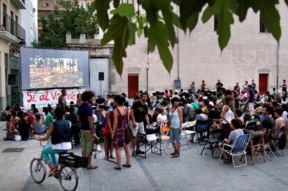 Vecinos del barrio de Velluters toman posiciones para asistir a la proyección de Pa Negre