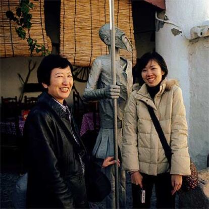 Dos turistas japonesas en la Venta del Quijote, en Puerto Lápice (Ciudad Real).