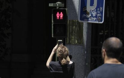 Madrid está instalando, por el WorldPride 2017, más de 72 semáforos con figuras de mujeres solas, parejas homosexuales y figuras de parejas formadas por un hombre y una mujer.