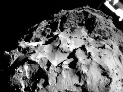 Fotografia del cometa 67P/Txuriumov-Gerasimenko feta per la sonda 'Philae' durant el seu descens.