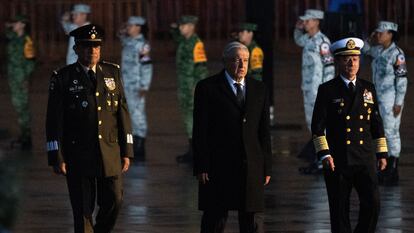 López Obrador con los secretarios de Defensa y Marina.