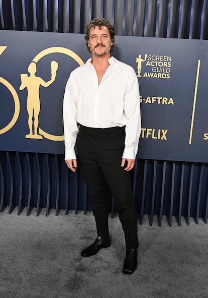 Pedro Pascal, con pantalón y camisa de Prada, se llevó el reconocimiento a mejor interpretación masculina en una serie dramática por 'The last of us'.
