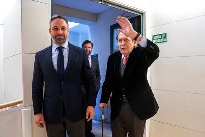 Abascal y Tamames llegan a la rueda de prensa en el Congreso. Al fondo, Iván Espinosa de los Monteros diputado en la Cámara baja de Vox.