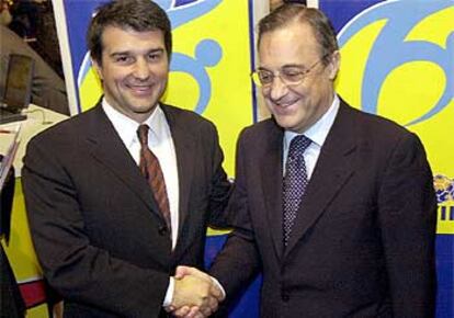 Joan Laporta y Florentino Pérez, ayer, en la inauguración en Barcelona del salón <i>Planet Fútbol.</i>