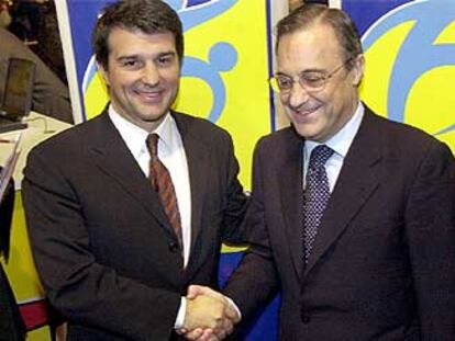 Joan Laporta y Florentino Pérez, ayer, en la inauguración en Barcelona del salón <i>Planet Fútbol.</i>