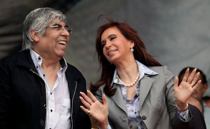 El líder sindical de camioneros Hugo Moyano y la expresidenta de Argentina, Cristina Fernández de Kirchner, durante un mitin para celebrar el Día de los Camioneros en Buenos Aires, en diciembre del 2009.