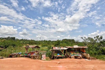 Mercado vacío en la carretera a Mbarara. Un reciente estudio publicado por Cambridge University Press afirma que, de aquí a la década de 2030, la productividad de Uganda podría descender un 20% si no se hace nada para combatir el cambio climático. Pincha en la imagen para ver la fotogalería completa.