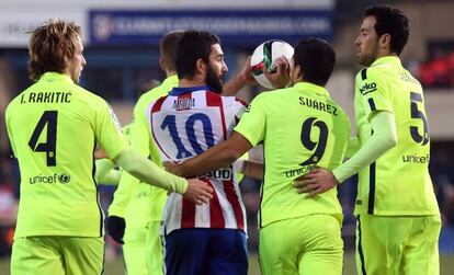 Arda, rodeado de jugadores del Bar&ccedil;a