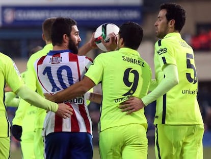 Arda, rodeado de jugadores del Bar&ccedil;a