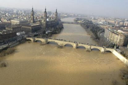 El Ebro, a su paso por Zaragoza en una crecida en 2003.