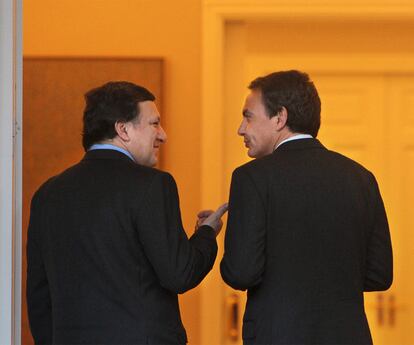 José Manuel Durão Barroso junto a José Luis Rodríguez Zapatero, a las puertas de La Moncloa.