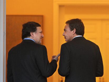 José Manuel Durão Barroso junto a José Luis Rodríguez Zapatero, a las puertas de La Moncloa.