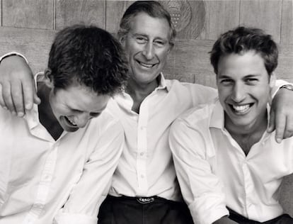 12 de septiembre de 2004. El príncipe Carlos de Inglaterra (c) posa con sus dos hijos, Enrique (i) y Guillermo (d), con motivo del 20 cumpleadños de Enrique.