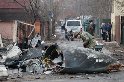 Un soldado observa los restos de un avión militar derribado en Kiev, este viernes.