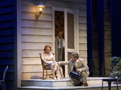 Gloria Muñoz, Carlos Hipólito y Nicolás Vega (de izquierda a derecha), en una escena de <i>Todos eran mis hijos</i>, de Arthur Miller, dirigida por Claudio Tolcachir.