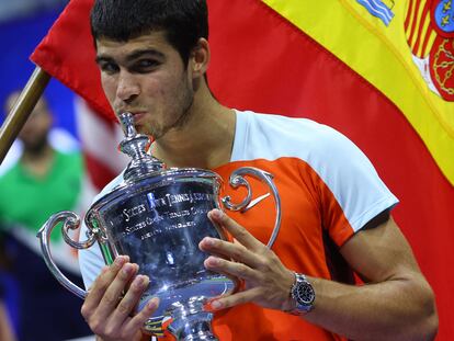 Tennis - U.S. Open - Flushing Meadows, New York, United States - September 11, 2022  Spain's Carlos Alcaraz celebrates with the trophy after winning the U.S. Open REUTERS/Mike Segar