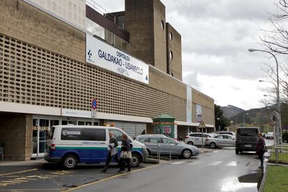 Una ambulancia, en la puerta del hospital de Galdakao este jueves por la mañana.