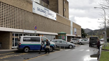 Una ambulancia, en la puerta del hospital de Galdakao este jueves por la mañana.