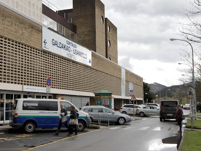 Una ambulancia, en la puerta del hospital de Galdakao este jueves por la mañana.