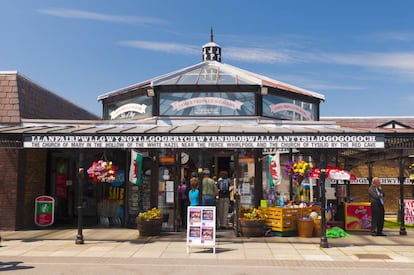 Estação de Llanfairpwllgwyngyllgogerychwyrndrobwllllantysiliogogogoch, no País de Gales (Reino Unido).