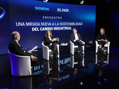 Encuentro de debate El País-Siemens. En la imagen, desde la izquierda, Miguel Jiménez, subdirector de El País, Mari Paz Robina, presidenta de Michelin España-Portugal, Miguel Ángel López, consejero delegado de Siemens España y Marieta del Rivero, presidenta no ejecutiva de Onivia.