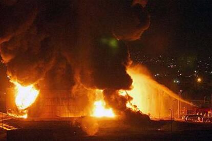 Imagen de los tanques de combustible próximos al aeropuerto internacional de Beirut, tras el nuevo ataque israelí de esta noche sobre el aeródromo libanés.