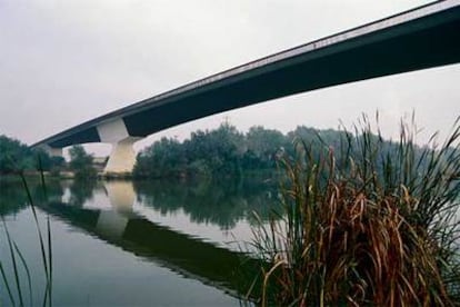 Puente de Tortosa sobre el río Ebro. Tarragona, 1982. Del libro <i>Puentes, estructuras, actitudes,</i> de Martínez Calzón.