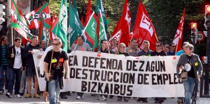 Los trabajadores de Bizkaibus se manifiestan en Bilbao.