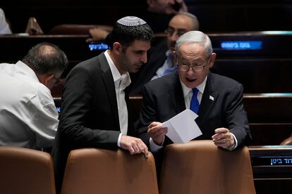 Benjamín Netanyahu (derecha), con su ministro de Comunicaciones, Shlomo Karhi, este lunes en el Parlamento israelí, en Jerusalén.