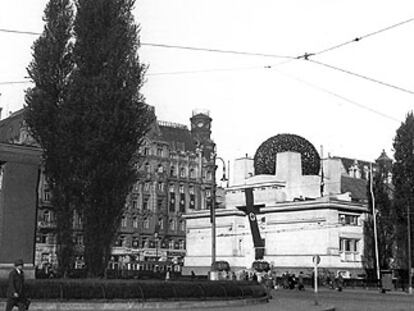 Una vista de Viena en 1938 con la bandera nazi ondeando en un monumento.