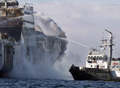 Un barco de bomberos combatiendo el incendio en el carguero turco "Und Adriyatik"