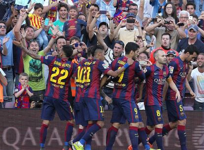 Los jugadores del Barça celebran el gol de Pedro