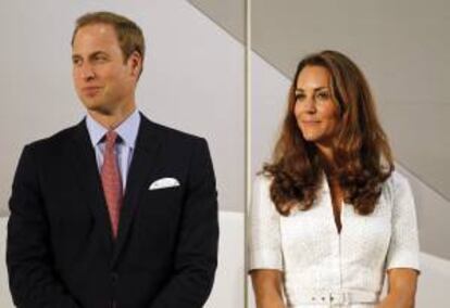 El príncipe Guillermo de Inglaterra y su esposa Catalina, duques de Cambridge, asisten hoy a la inauguración de una fábrica de Rolls Royce en Singapur.