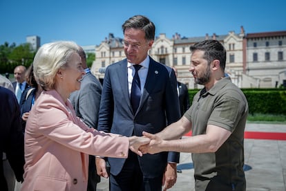 Desde la izquierda: la presidenta de la Comisión Europea, Ursula Von der Leyen; el primer ministro holandés, Mark Rutte, y el presidente de Ucrania, Volodímir Zelenski.