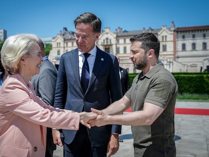 Desde la izquierda: la presidenta de la Comisión Europea, Ursula Von der Leyen; el primer ministro holandés, Mark Rutte, y el presidente de Ucrania, Volodímir Zelenski.