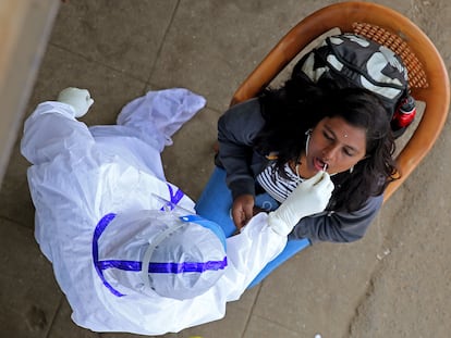 Un mujer se hace un test de coronavirus en Bangalore (India), donde ya se han detectado seis nuevos casos de la nueva variante detectada en Reino Unido.