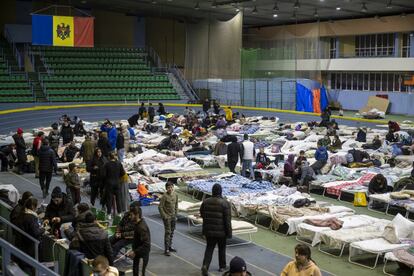 El palacio de deportes de Chisináu, la capital de Moldavia, tiene capacidad para 650 personas, pero hay días que han dormido aquí más de 800. La ONU ha pedido evitar levantar grandes campamentos de refugiados que nacen con carácter temporal, pero acaban convirtiéndose en permanentes cuando las crisis se cronifican. Por eso, y ante la falta de alojamiento privado para la acogida de refugiados, las autoridades han habilitado este tipo de grandes espacios que deberán recuperar su normal actividad cuando pase la emergencia. Sin duchas ni privacidad, y con la opción un autobús en la puerta rumbo a Rumanía, los voluntarios confirman que aquí la mayoría no se queda más de tres días.