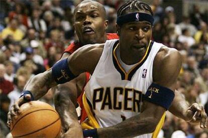 Eric Williams (izquierda) de los Toronto Raptors escapa de Stephen Jackson en un momento del partido.