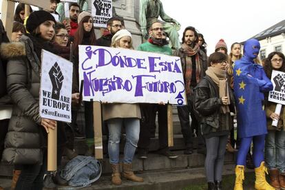 La comunidad de Erasmus espa&ntilde;oles de Bruselas, durante una concentraci&oacute;n hoy ante la sede del Parlamento Europeo para protestar por los recortes que est&aacute; sufriendo la educaci&oacute;n publica en Espa&ntilde;a y defender la continuidad de estas becas en el futuro.