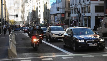 Vehículos atascados ayer a mediodía en la Gran Vía.