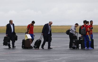Del Bosque y varios jugadores, a punto de embarcar hacia España.