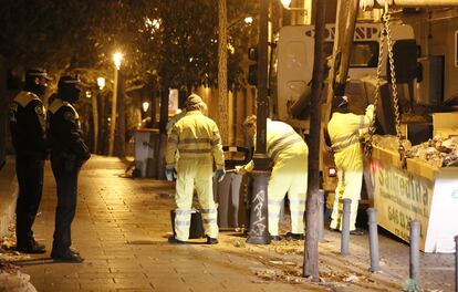 A las 4.00 de este sábado salió el dispositivo preparado por la empresa Tragsa para comenzar las labores de limpieza que garanticen los servicios mínimos.