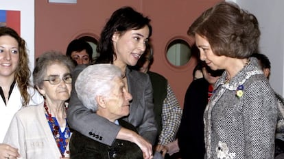 La Reina Sofía saluda a una mujer en la residencia de mayores Fundación Reina Sofía Alzhéimer, en Madrid, durante una visita en diciembre de 2007.
