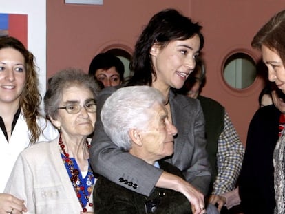 ESPAÑA-PROYECTO ALZHEIMER:MD66. MADRID, 13/12/07.- La Reina charla con una de las internas del Centro Alzheimer de la Fundación Reina Sofía, que visitó hoy en Madrid. EFE/J.L. Pino