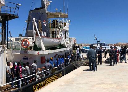 Desembarco en la isla de Lampedusa de los migrantes auxiliados por el barco Mare Ionio